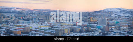 Mourmansk, Russie - le 21 février 2019 : soirée panorama de la ville moderne d'hiver Banque D'Images