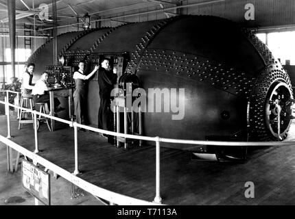 National Advisory Committee for Aeronautics (NACA) le personnel chargé des essais sur la densité variable des voilures en Tunnel, Hampton, Virginie, y compris les membres du personnel Eastman Jacobs, Shorty Defoe, Malvern Powell, et Harold Turner, le 15 mars 1929. Droit avec la permission de la National Aeronautics and Space Administration (NASA). () Banque D'Images