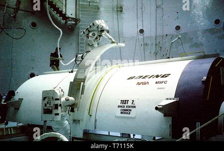 Deux astronautes pratiquer les techniques de construction pour construire la station spatiale en flottabilité neutre Simulator (NBS) à Marshall Space Center à Huntsville, Alabama, Décembre, 1985. Droit avec la permission de la National Aeronautics and Space Administration (NASA). () Banque D'Images