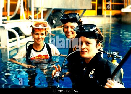 De gauche à droite, le Dr Mary Johnston, Carolyn Griner, et le Dr Ann Whitaker, tenez-vous dans la piscine après une session de formation de plongée du Marshall Space Flight Center à Huntsville, Alabama, 1974. Droit avec la permission de la National Aeronautics and Space Administration (NASA). () Banque D'Images