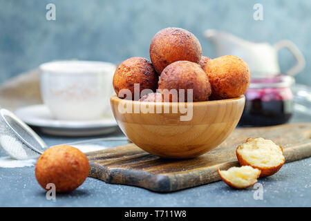 Beignets de fromage cottage dans un bol en bois. Banque D'Images