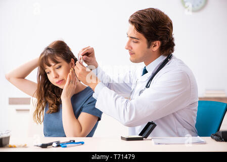 Patient avec de l'audition médecin de passage otorhinolaryngologi Banque D'Images