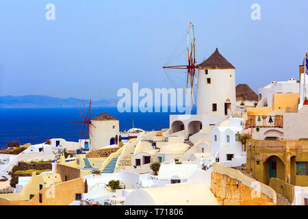 Le village d''Oia sur l'île de Santorin avec moulins à vent, mer bleue et maisons colorées en Grèce Banque D'Images