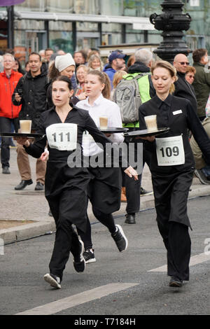 Lauf der Kellner, Köche Pagen und beim 9. Berliner Kellnerlauf suis Kranzler Eck auf dem Kuhdamm à Berlin Banque D'Images