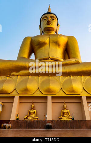 Golden Buddha , Wat Phu Salao, Pakse, Laos, Indochine, Asie du Sud-Est, Asie Golden Buddha Statues , Wat Phu Salao, Pakse, Laos, Indochine, au sud-est un Banque D'Images