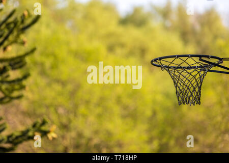 Panier de basket-ball à l'extérieur en face des arbres avec copyspace gauche.. Lonely - personne pour jouer avec. Bokeh Banque D'Images
