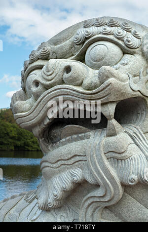 Gros plan du chef de la ville de Ningbo Chinese lion sculpture en pierre sculptée à Highfield Park, jardins de l'Université de Nottingham, Angleterre, RU Banque D'Images