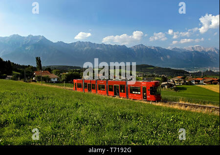 Mutters, Tyrol/ Autriche ; le chemin de fer de la vallée de Stubai (Stubaitalbahn), un tramway interurbain à voie étroite d'Innsbruck à Fulpmes. Banque D'Images