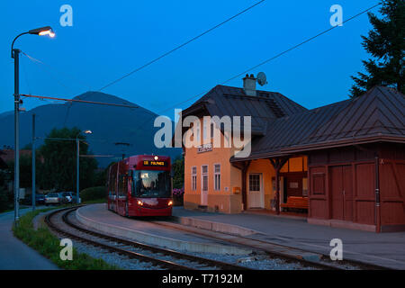 Mutters, Tyrol/ Autriche : Le chemin de fer de la vallée de Stubai (Stubaitalbahn), un tramway interurbain d'Innsbruck à Fulpmes, arrivant à Mutters Banque D'Images