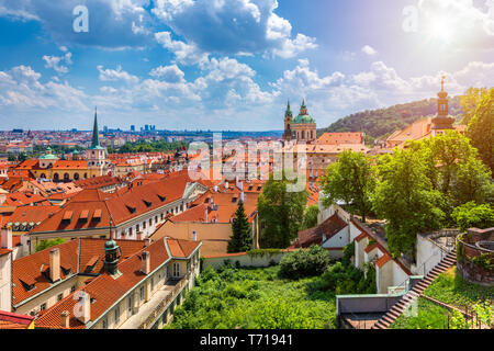 Vue de dessus de toits rouges des toits de la ville de Prague, République tchèque. Vue aérienne de la ville de Prague avec des tuiles en terre cuite, Prague, Tchéquie. Arkien, Vieille Ville Banque D'Images