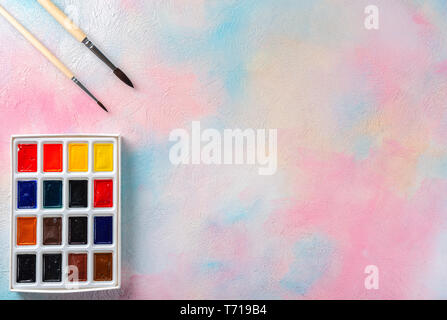 Les peintures à l'aquarelle, deux pinceaux et une palette - Vue de dessus Banque D'Images