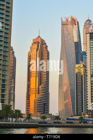Dubaï, Émirats arabes unis - Dec 6, 2018. Gratte-ciel de Dubaï Marina au coucher du soleil, aux Émirats arabes unis. Banque D'Images