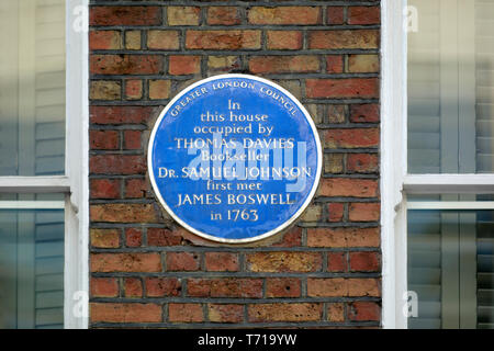 Londres, Angleterre, Royaume-Uni. Blue Plaque commémorative : "Dans cette maison occupée par Thomas Davies bookseller Dr Samuel Johnson s'est réuni pour la première fois James Boswell en 1763 Banque D'Images