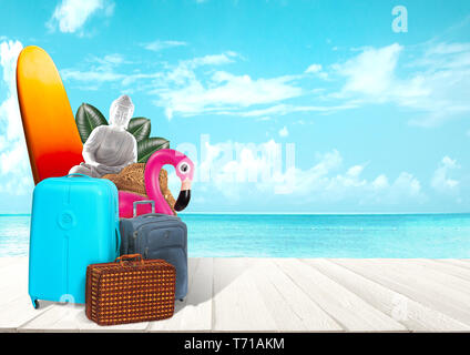 Collage d'une assurance voyage d'en face de l'océan. Concept de l'été, resort, voyage, voyage, voyage. Les choses nécessaires. Conseil Serfing, bague en caoutchouc comme un flamant rose, statue de bouddha, feuilles vertes Banque D'Images