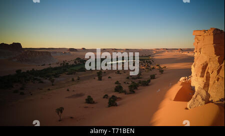 Vue panoramique aérienne à Boukkou lake group d'Ounianga Serir lacs au lever du soleil , l'Ennedi, Tchad Banque D'Images