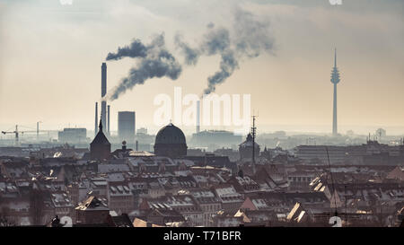 Vue panoramique de Nuremberg avec cheminées fumer Banque D'Images