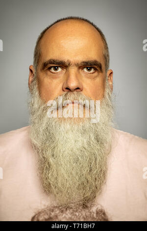 Hauts homme avec une longue barbe grise Banque D'Images