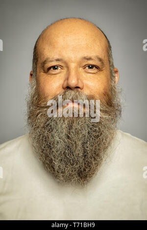 Hauts homme avec une longue barbe grise Banque D'Images