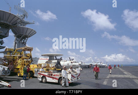 1er novembre 1993 opération Continuer espoir. Sur le pont de vol du porte-avions de la Marine américaine USS Abraham Lincoln dans l'océan Indien, à 50 miles de Mogadiscio, Somalie : une « équipe d'accident » avec son tracteur de la Marine MD-3 prêt à monter pendant le lancement et la récupération. Banque D'Images