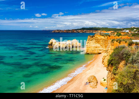 Praia dos Tres Castelos dans le sud du Portugal, Portimao, Algarve région. Paysage avec l'océan Atlantique, port et les roches à Tres Castelos beach (Praia dos Banque D'Images