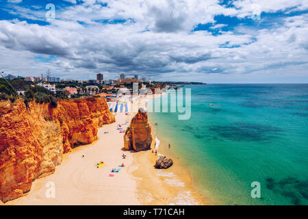 Vue sur Praia do Vau en Algarve au Portugal. Vue de la plage de Vau (Praia do Vau) à Portimao, Algarve, Portugal ; le concept pour un voyage au Portugal et Alga Banque D'Images