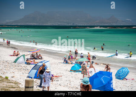 Les personnes bénéficiant de la plage avec la Montagne de la table en arrière-plan Banque D'Images