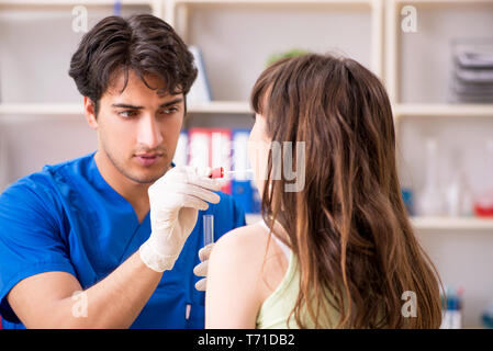 Médecin de la salive d'essai dans l'hôpital clinique Banque D'Images