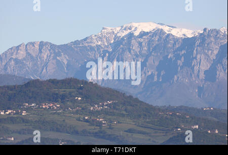 Gamme montagne appelée MONT PASUBIO en Italie du Nord en hiver Banque D'Images