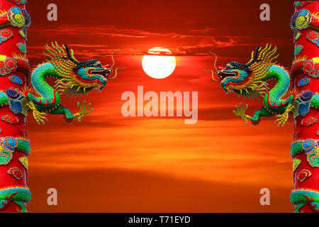 Retour au coucher du soleil entre deux piliers de dragon rouge ciel de nuit Banque D'Images