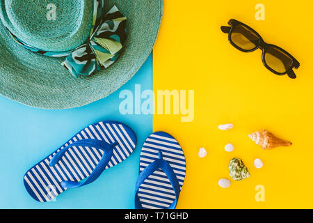 Accessoires de plage sur la table Banque D'Images