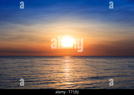 Magnifique coucher de soleil sur la mer Banque D'Images