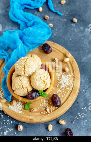 Sésame marocain les cookies dans un bol en bois. Banque D'Images