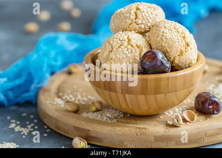 Cookies faits maison sésame marocain dans un bol en bois. Banque D'Images