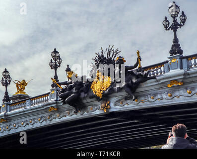 Détails de merveilleux pont historique (Pont Alexandre III) sur la Seine à Paris France. Vue du bateau touristique Banque D'Images