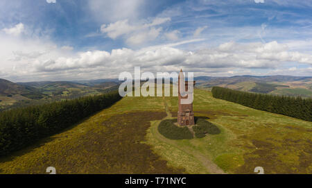 Vue aérienne du monument commémoratif d'Airlie sur la colline de Tulloch entre Glen Prosen et Glen Clova, près de Kirriemuir, Angus, Écosse. Banque D'Images