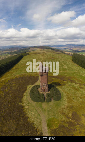 Vue aérienne du monument commémoratif d'Airlie sur la colline de Tulloch entre Glen Prosen et Glen Clova, près de Kirriemuir, Angus, Écosse. Banque D'Images