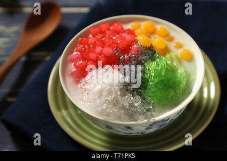 Asiatique de dessert glacé Thai red ruby pearls, bubble jelly, agar agar, nouilles, graines de basilic et glace pilée dans le lait de coco soupe. Banque D'Images