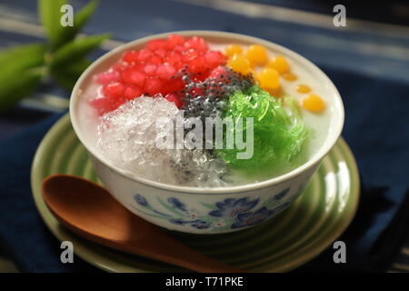 Asiatique de dessert glacé Thai red ruby pearls, bubble jelly, agar agar, nouilles, graines de basilic et glace pilée dans le lait de coco soupe. Banque D'Images