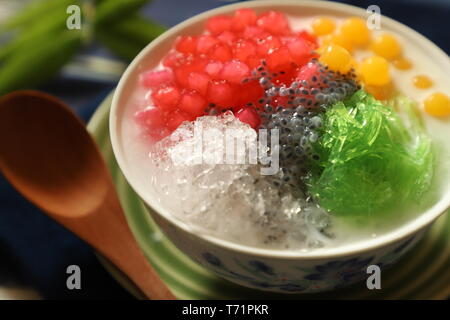 Asiatique de dessert glacé Thai red ruby pearls, bubble jelly, agar agar, nouilles, graines de basilic et glace pilée dans le lait de coco soupe. Banque D'Images