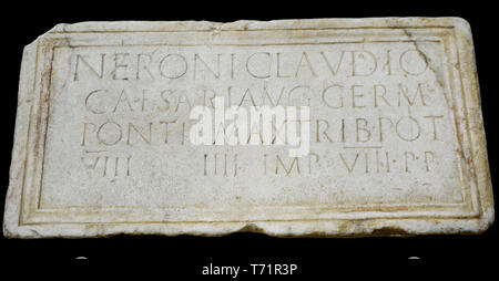 Plaque de pierre dédiée à l'empereur Néron (Nero Claudius Caesar Augustus Germanicus) (AD 37-68) honorer sa personne et ses listes de titres : pontifex maximus, Tribune, Consul, Empereur et père de la patrie. 61 AD. En. Depuis le Forum d'Augusta Emerita (Mérida, province de Badajoz, Estrémadure, Espagne). Musée Archéologique National. Madrid. L'Espagne. Banque D'Images