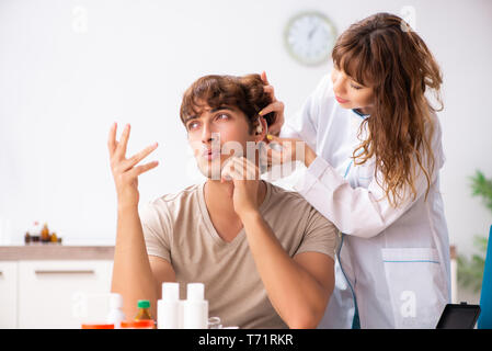 Patient avec de l'audition médecin de passage otorhinolaryngologi Banque D'Images