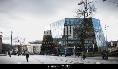 Freiburg im Breisgau, Allemagne - 31 décembre 2017 : Les personnes marchant devant le bâtiment moderne de la bibliothèque de l'Université de Fribourg par une journée d'hiver Banque D'Images