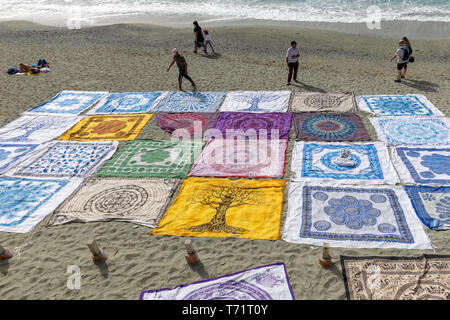 MONTEROSSO, Ligurie / ITALIE - 22 avril : couvertures de plage à vendre à Monterosso Ligurie Italie le 22 avril 2019. Des personnes non identifiées Banque D'Images