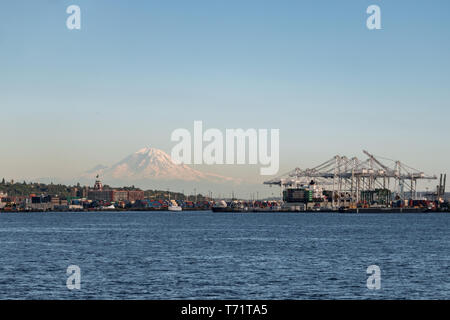 La vue du sommet du Mt Rainier et grues d'expédition comme vu de Puget Sound, dans l'état de Washington. Banque D'Images