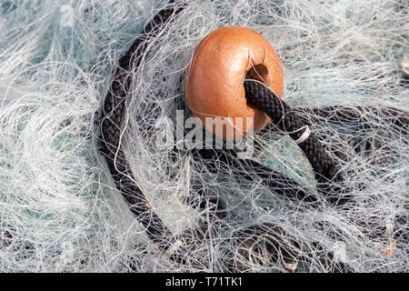 Rapallo, Ligurie / ITALIE - 21 avril : filet de pêche et flottent dans le port à Lerici Ligurie Italie le 21 avril 2019 Banque D'Images