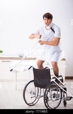 Jeune homme séduisant en fauteuil roulant à l'hôpital Banque D'Images