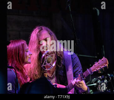 Mari et femme duo aux cheveux longs Black Feathers sur scène et chantant les yeux fermés dans un micro old School au Maverick Festival 2017 Banque D'Images