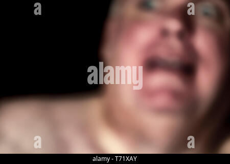 Abstract image floue sur un homme avec un corps fossilisé, peur, peur, choqué, effrayé ou surpris sur le visage. Ayant besoin d'aide. Copier l'espace. Banque D'Images