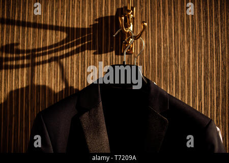 Vestes sur cintres dans un magasin de vêtements pour hommes. Men's jacket sur une grille Banque D'Images