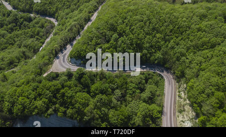 Route sinueuse du col de haute montagne en Russie. Banque D'Images